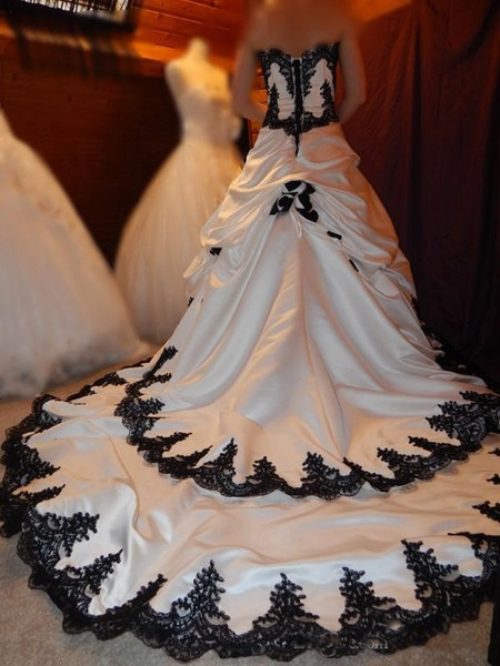 Vintage Wedding Dress Gothic B - Embroidery Gothic recension och pris